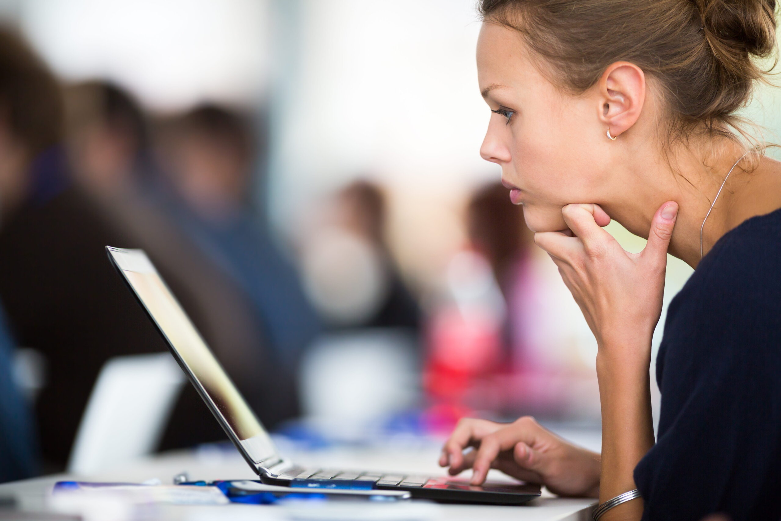 7470601 Business Woman Using Laptop Computer Scaled