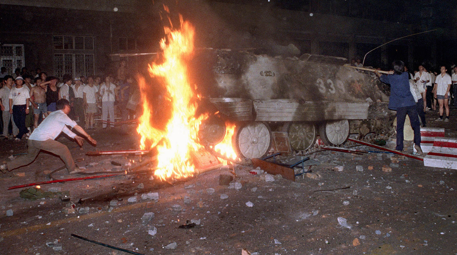 Горящий бронетранспортер, 4 июня 1989 года. Фото: Jeff Widener/AP