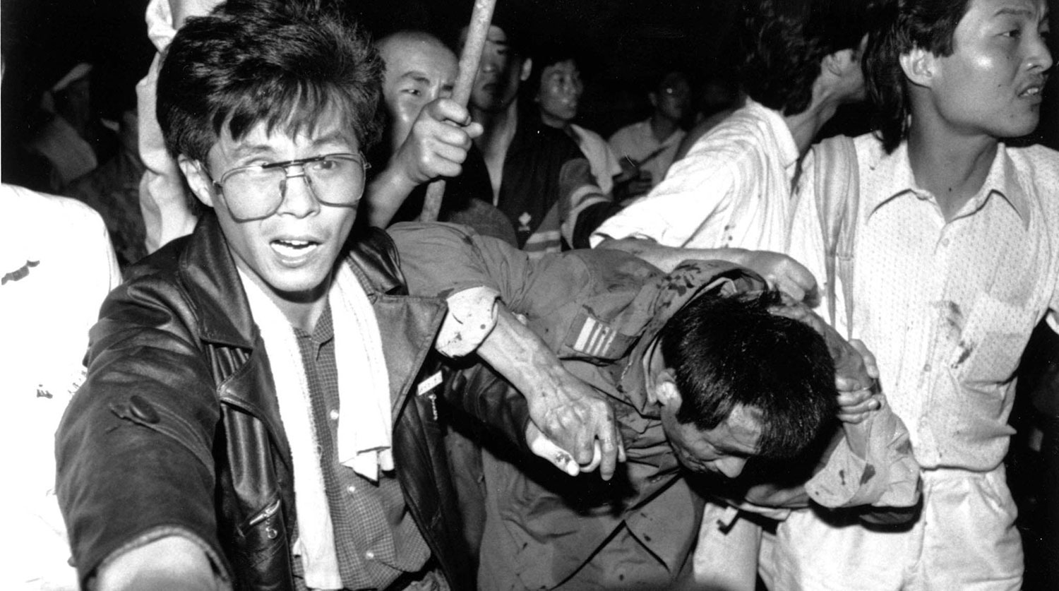 Захваченный механик-водитель танка, 4 июня 1989 года. Фото: Str Old/Reuters