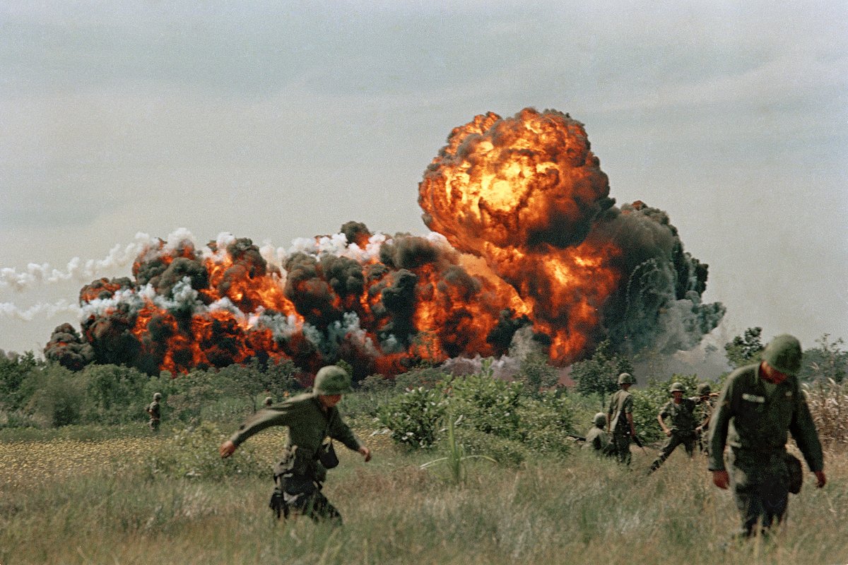 Применение напалма во Вьетнаме, 1966 год. Фото: AP