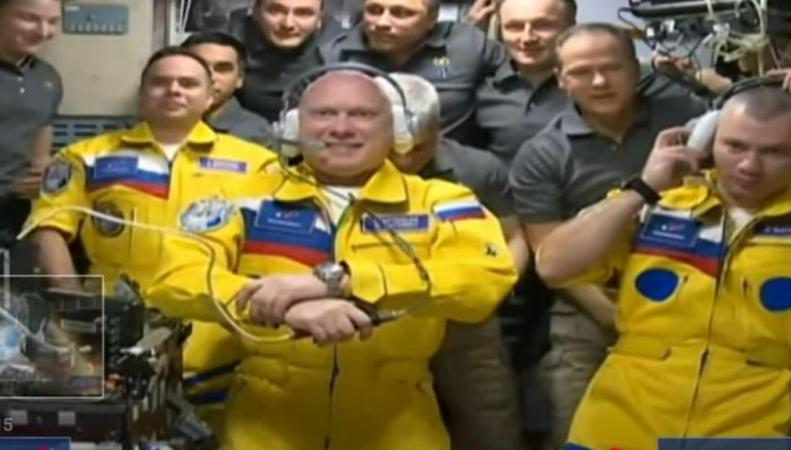 Российские космонавты прибыли на МКС в костюмах цветов украинского флага