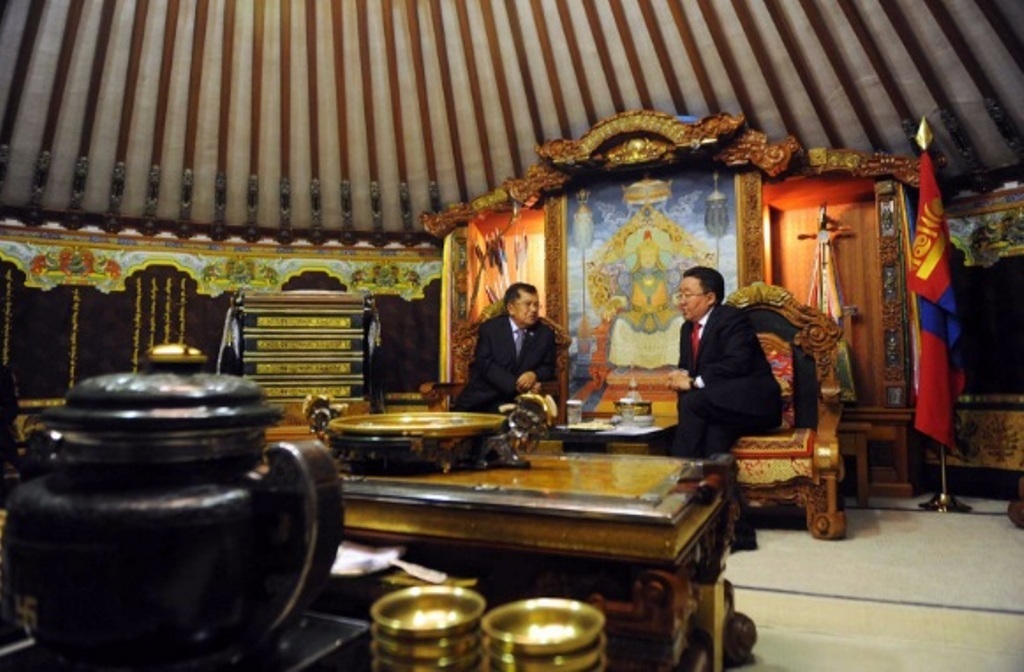 Переговоры главы МИД России в Монголии прошли в комнате с нацистской свастикой