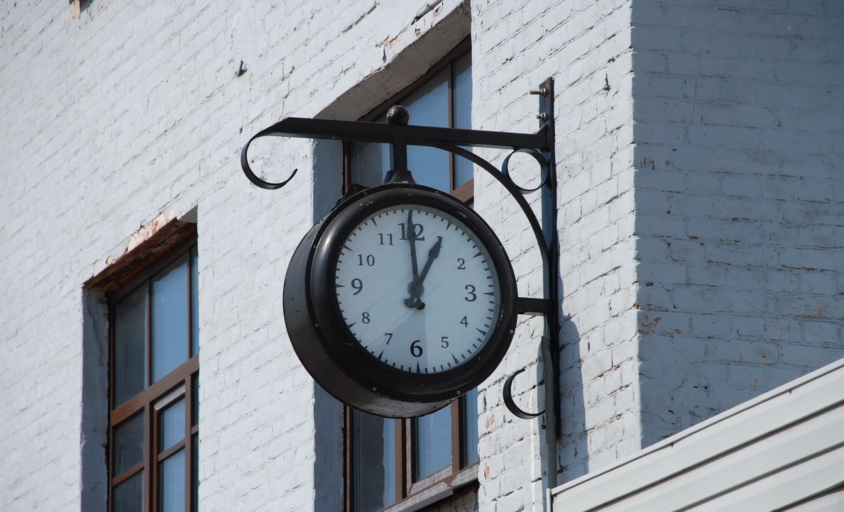 Уличные часы для загородного. Уличные часы. Часы уличные для дачи. Уличные часы на фасад. Уличные часы на фасад здания.