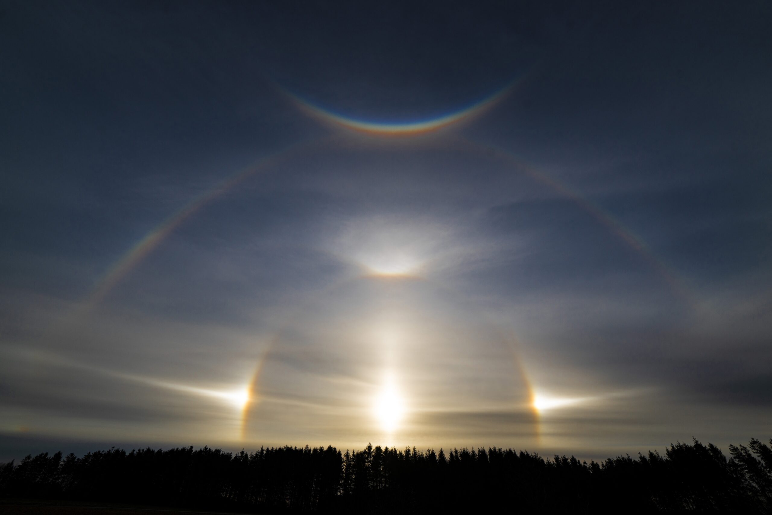 Жители Подмосковья запечатлели четыре солнца на фоне зимней радуги