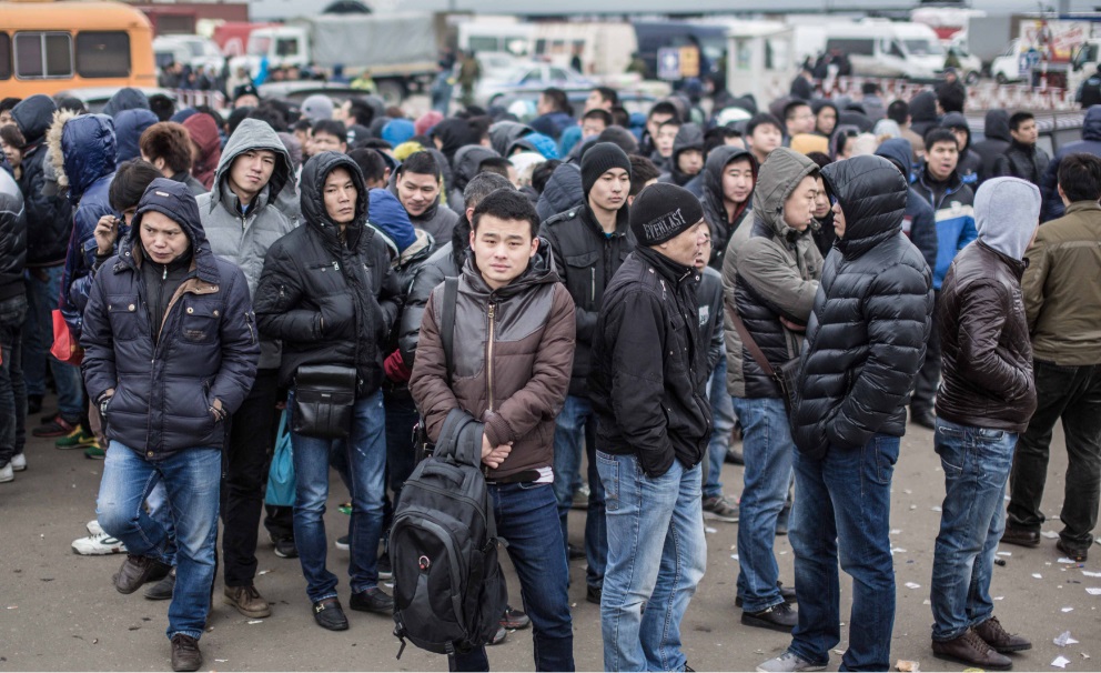 Трудовых мигрантов в России заставляют участвовать в СВО