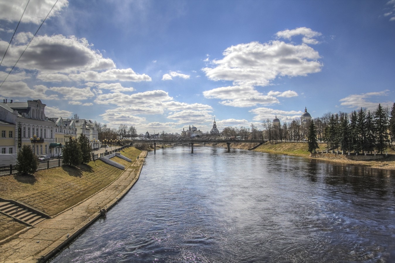 В Тверской области половодье унесло в реку старинную деревянную избу