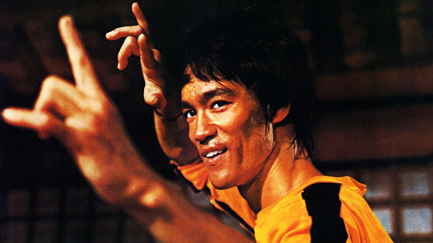 Брюс Ли играет нунчаками в пинг-понг 