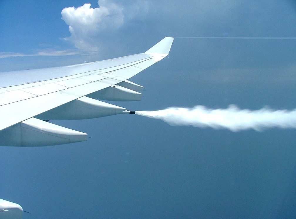 Пилот случайно сбросил химикаты из самолета в аэропорту
