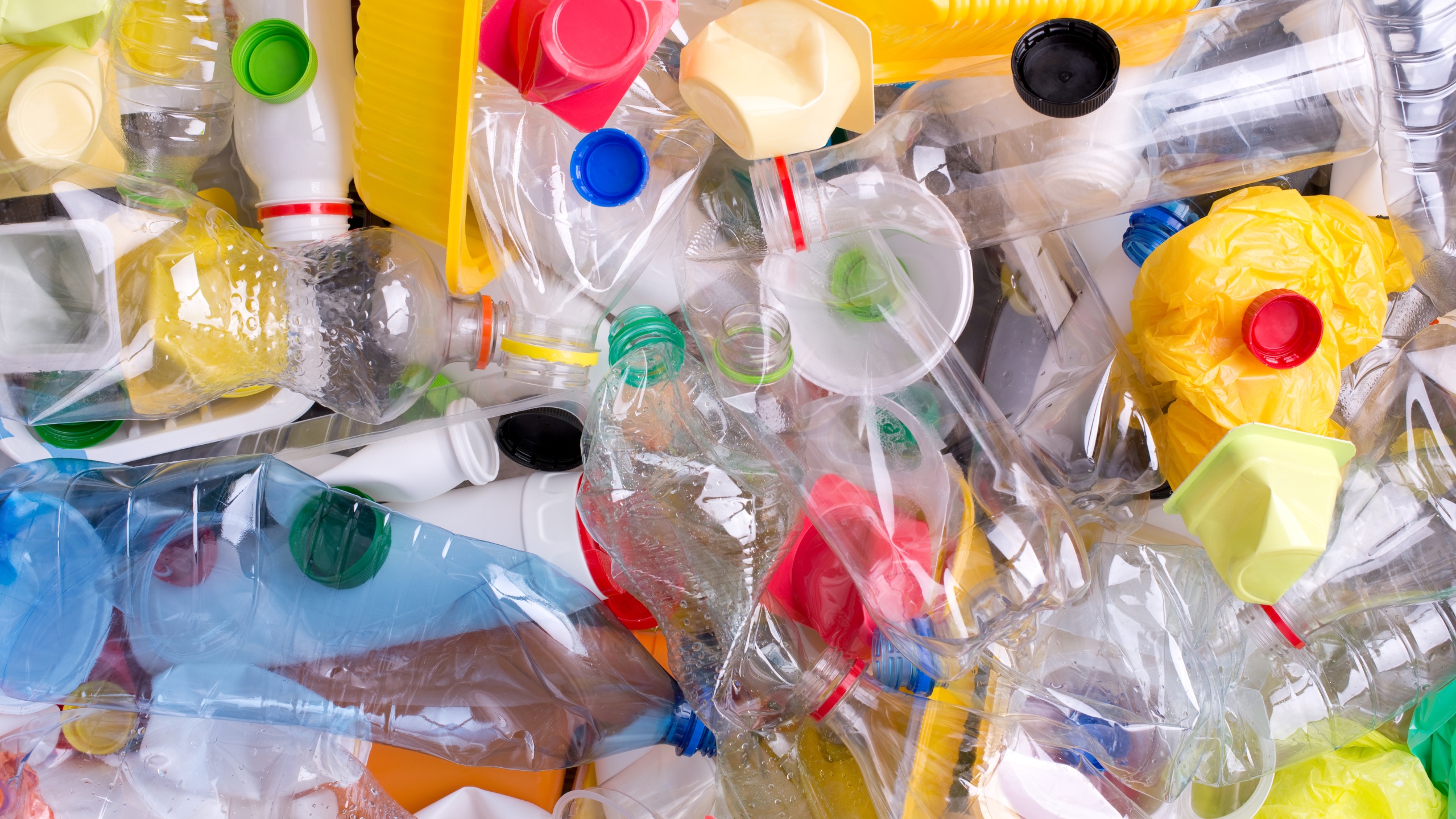 В Россию планируется запретить ввоз товаров из пластика