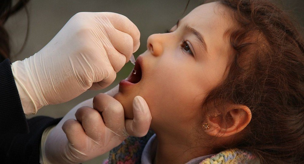 Фото ученицы с «ужасными последствиями прививок» показали в Дагестане