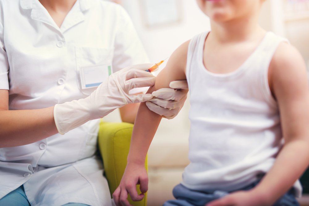 Выплату единого пособия приостановят за отказ от детских прививок