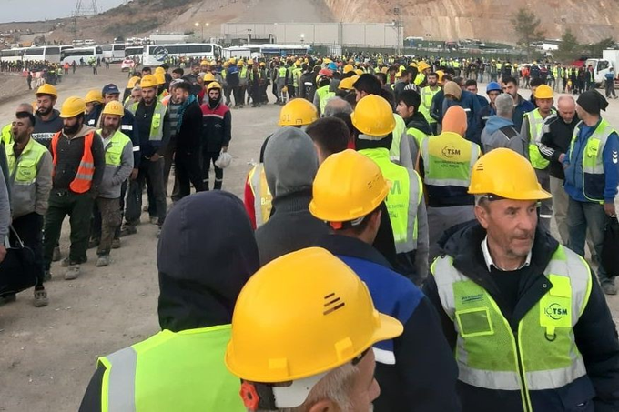 В Турции уволили рабочих, разбиравших завалы после землетрясения как волонтеры