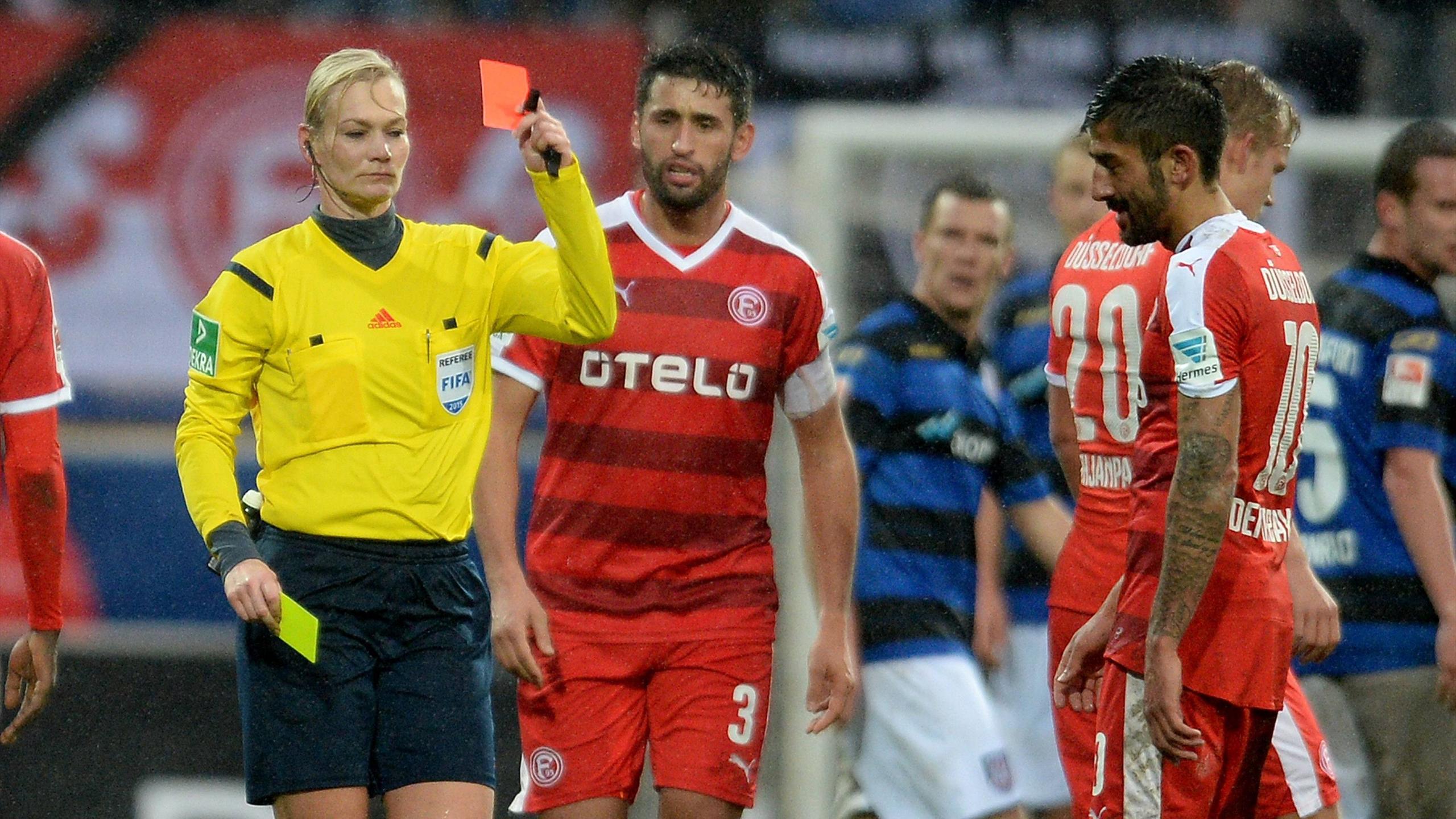 Немецкий футболист Керем Демирбай предвзято судил женский матч из-за сексистских предрассудков