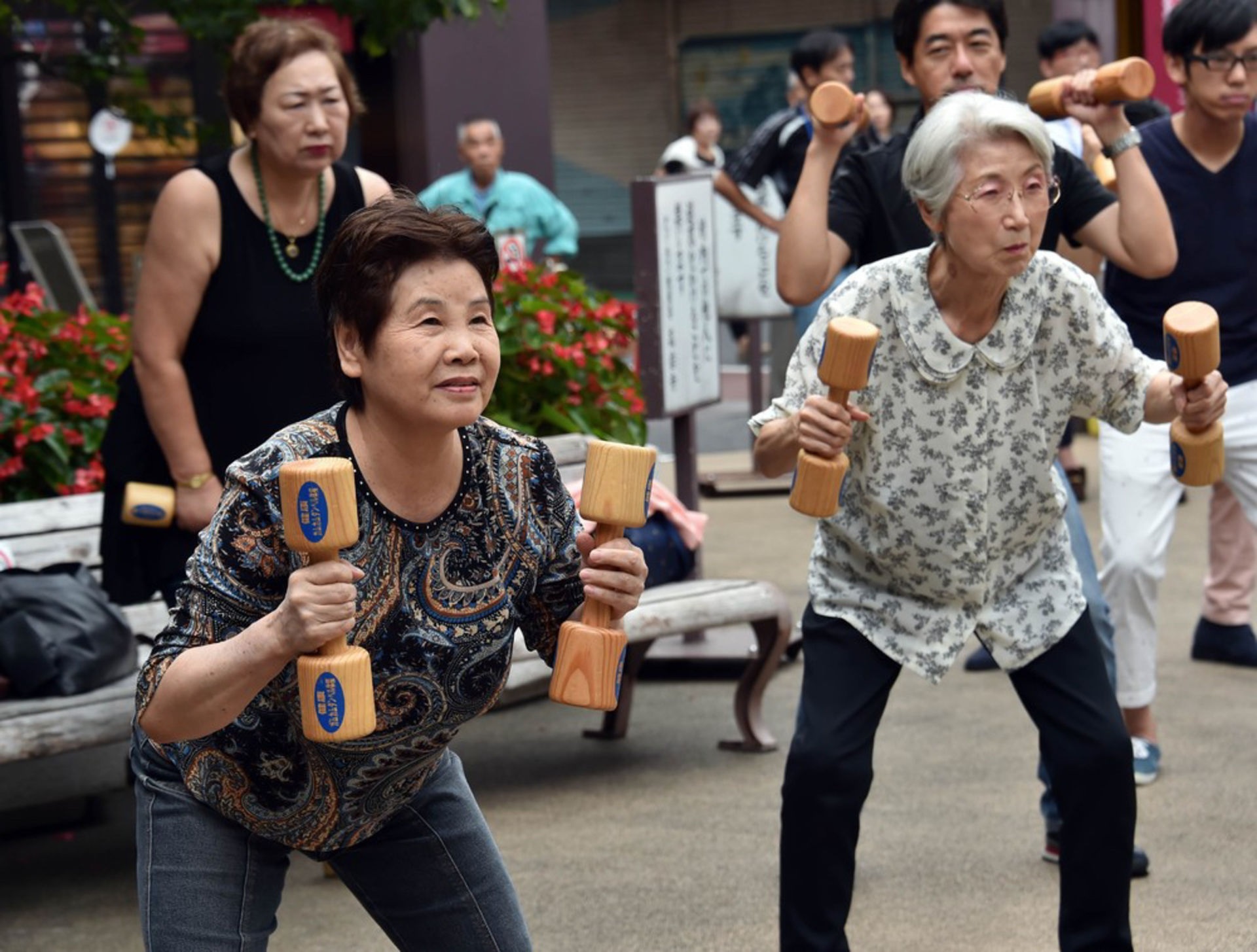 Долголетие китая. Японские долгожители Окинава. Окинава Япония люди. Пожилые японцы. Японские пенсионеры.