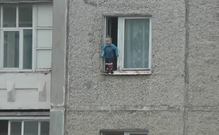 Мальчик играл на краю окна восьмого этажа в Костроме