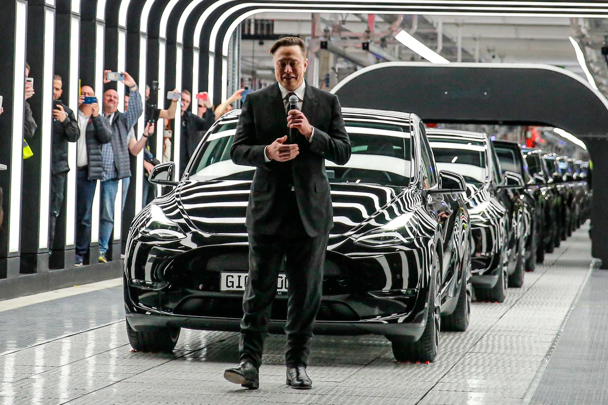 Илон Маск показал Tesla Model Y под песню «На заре» 