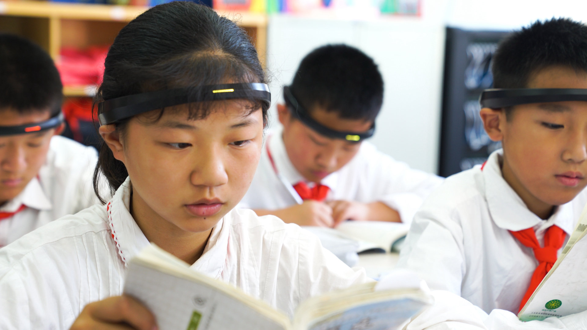 В Китае школьников контролируют с помощью «ободков верности»