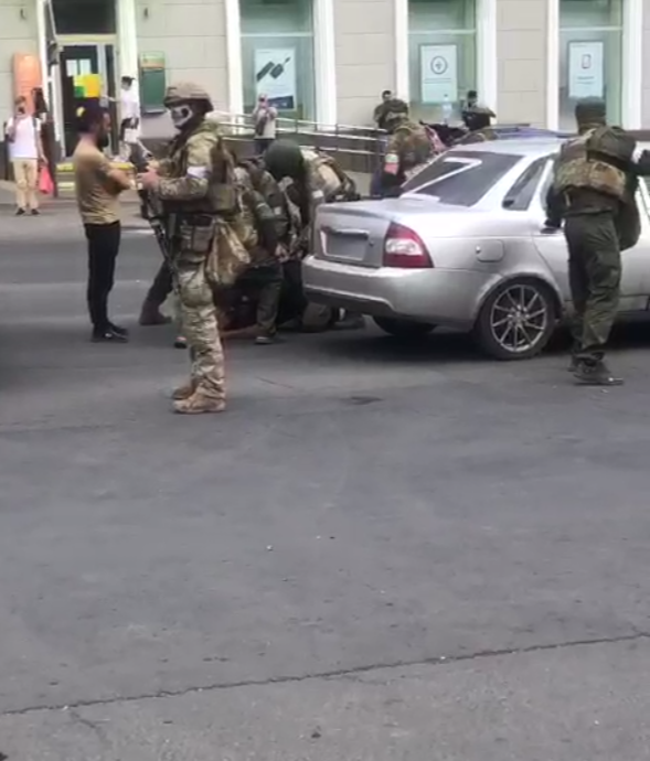 Участники ЧВК «Вагнер» берут в плен членов подразделения «Ахмат» в Ростове