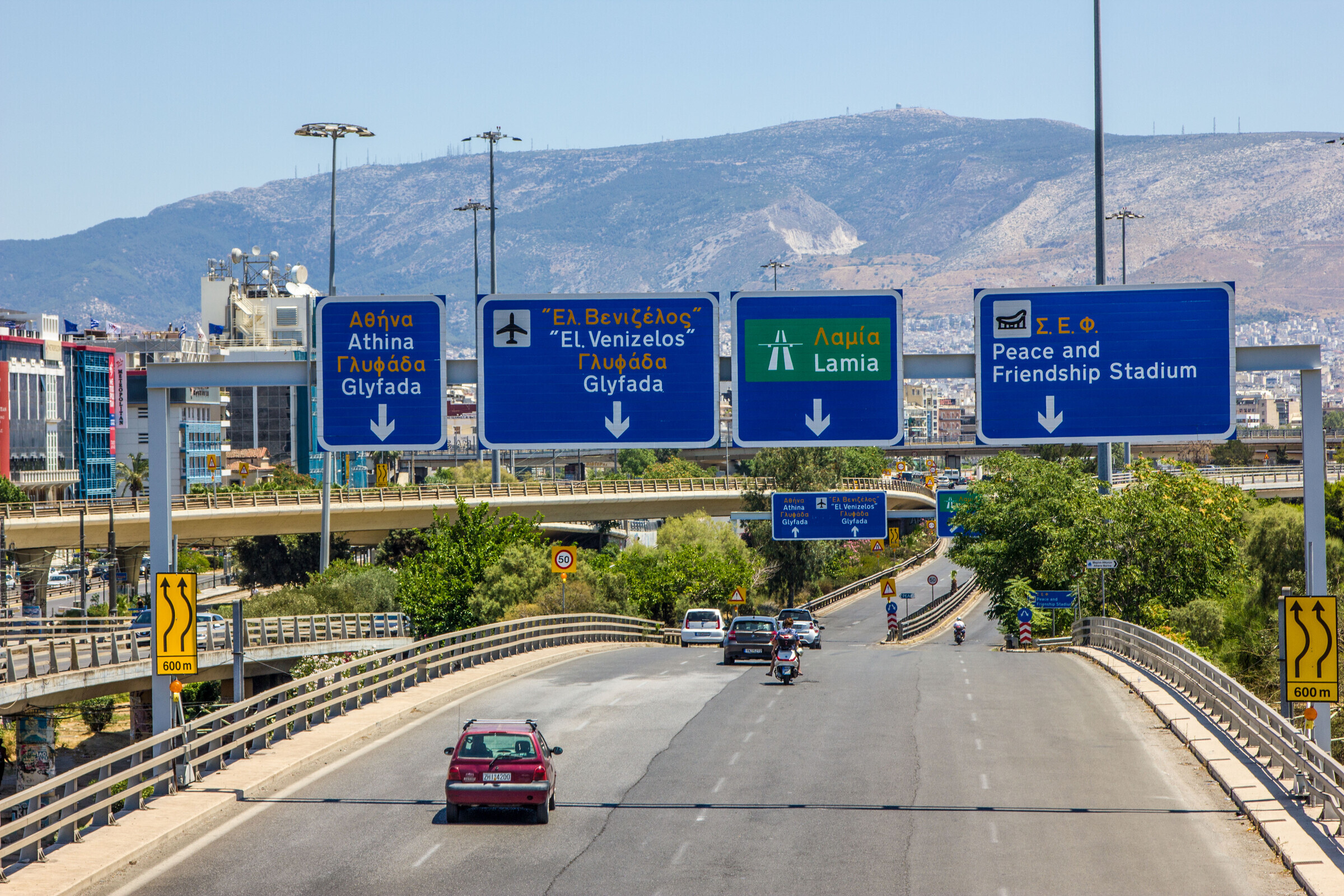 В Греции разрешено избивать людей, не включающих поворотники на дороге