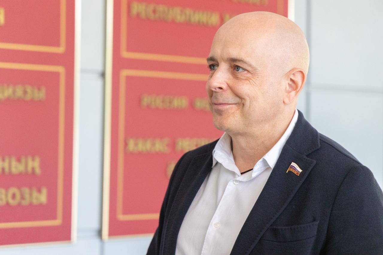 Депутата Госдумы Сергея Сокола увезли на скорой из VIP-зала аэропорта в Хакасии