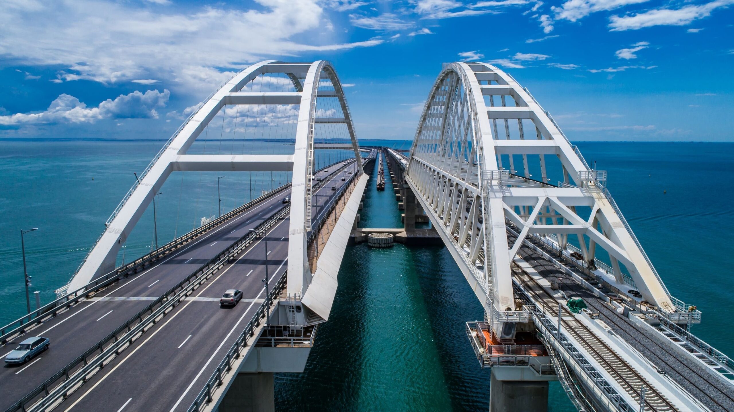 Крымский мост срочно закрывают для транспорта
