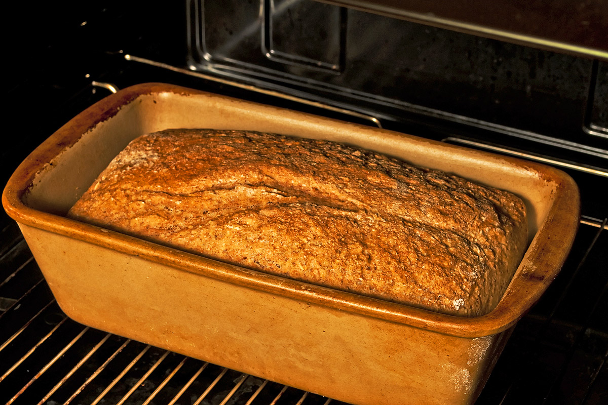 Рецепт запекания хлеба. Хлеб в духовке. Хлеб в духовке в домашних. Выпекание хлеба в духовке. Хлеб в форме в духовке.