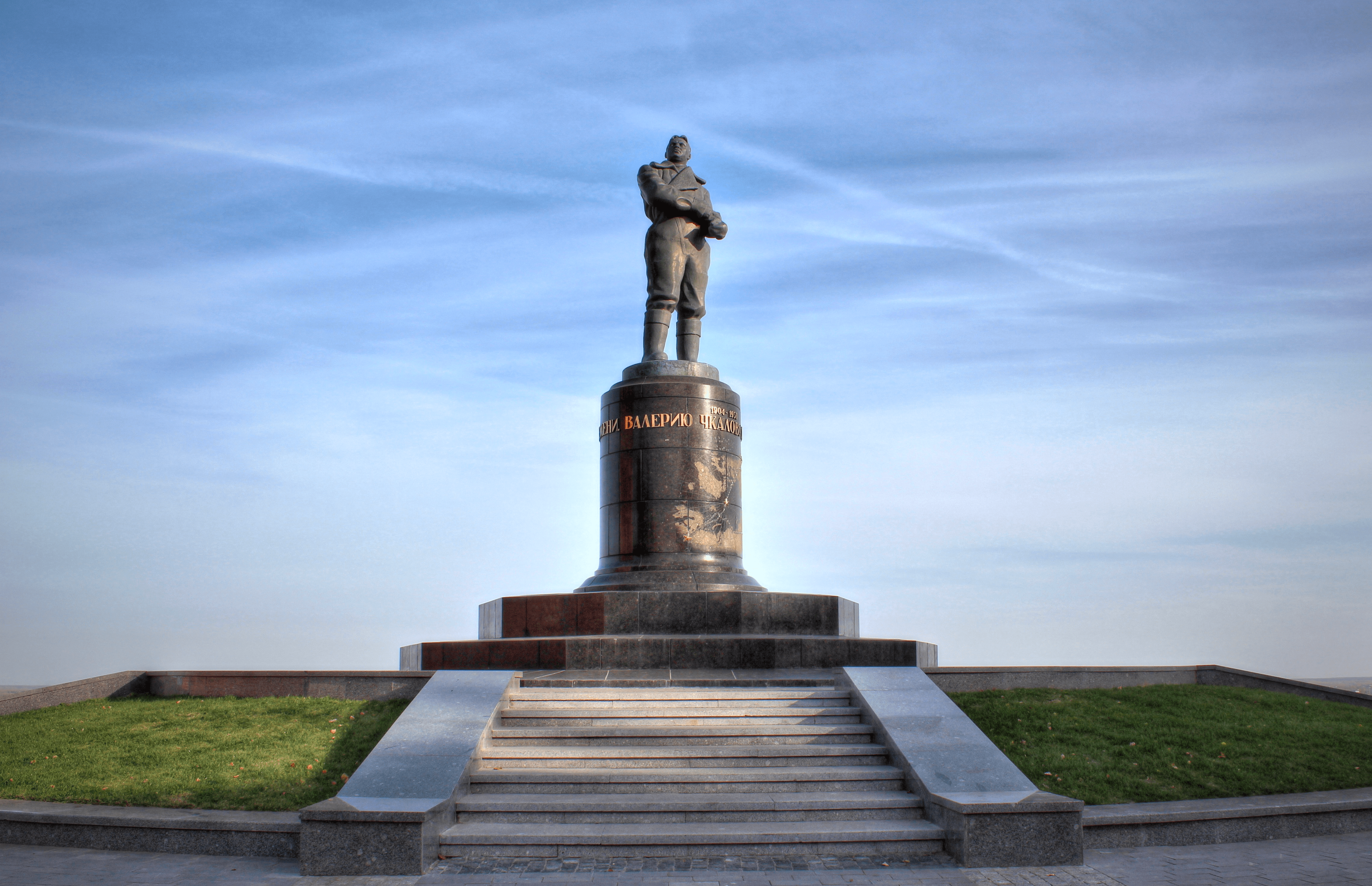 Памятник Чкалову в Нижнем Новгороде доказывает, что Земля плоская