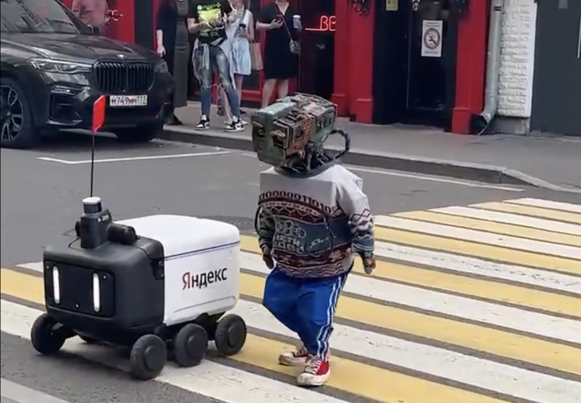 В Москве заметили гуляющих по улице роботов