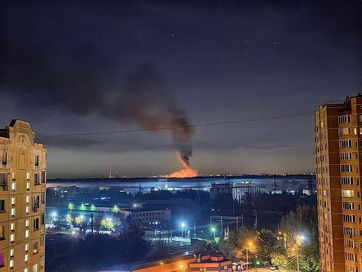 В подмосковном Щелково из-за взрывов загорелись военные объекты
