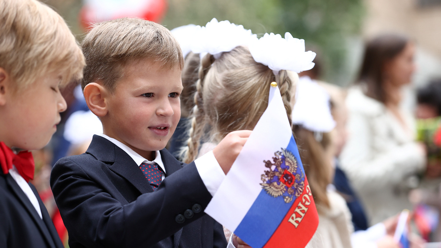 Красноярских школьников заставили стоять на коленях под гимн России