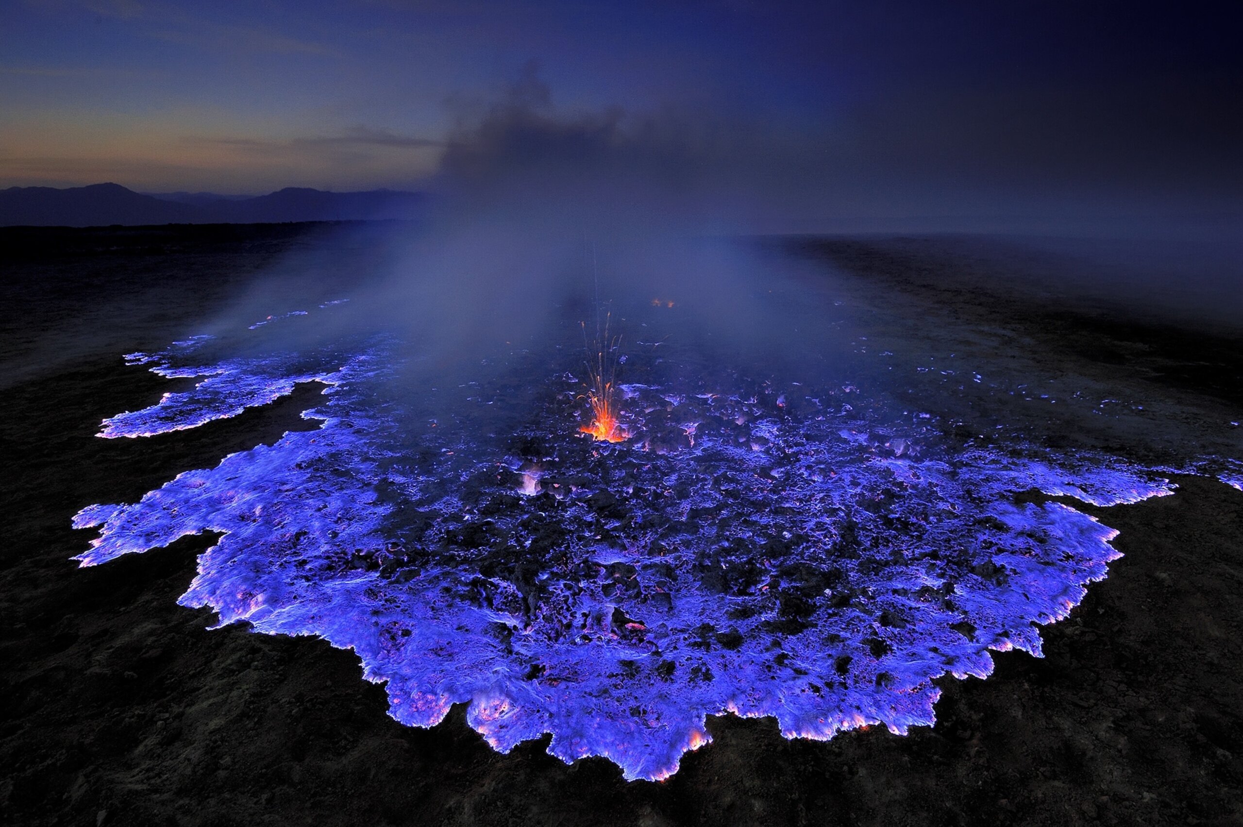 Вулкан в Эфиопии извергается голубой лавой