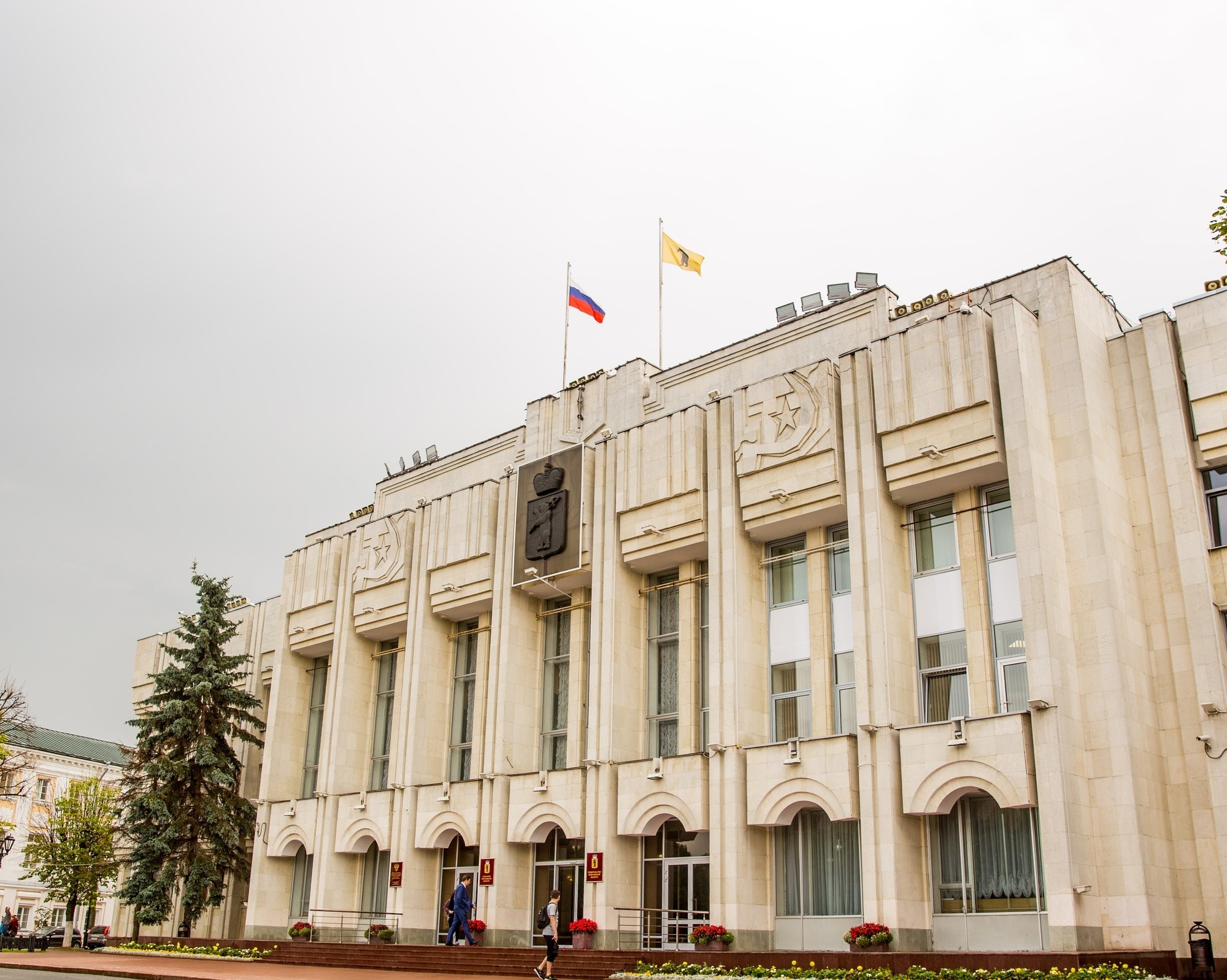 Власти Ярославской области призывают жителей перечислять деньги и брать кредиты