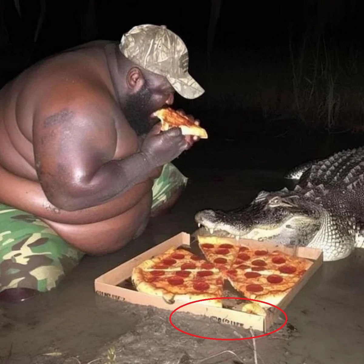 негр есть пиццу с крокодилом
