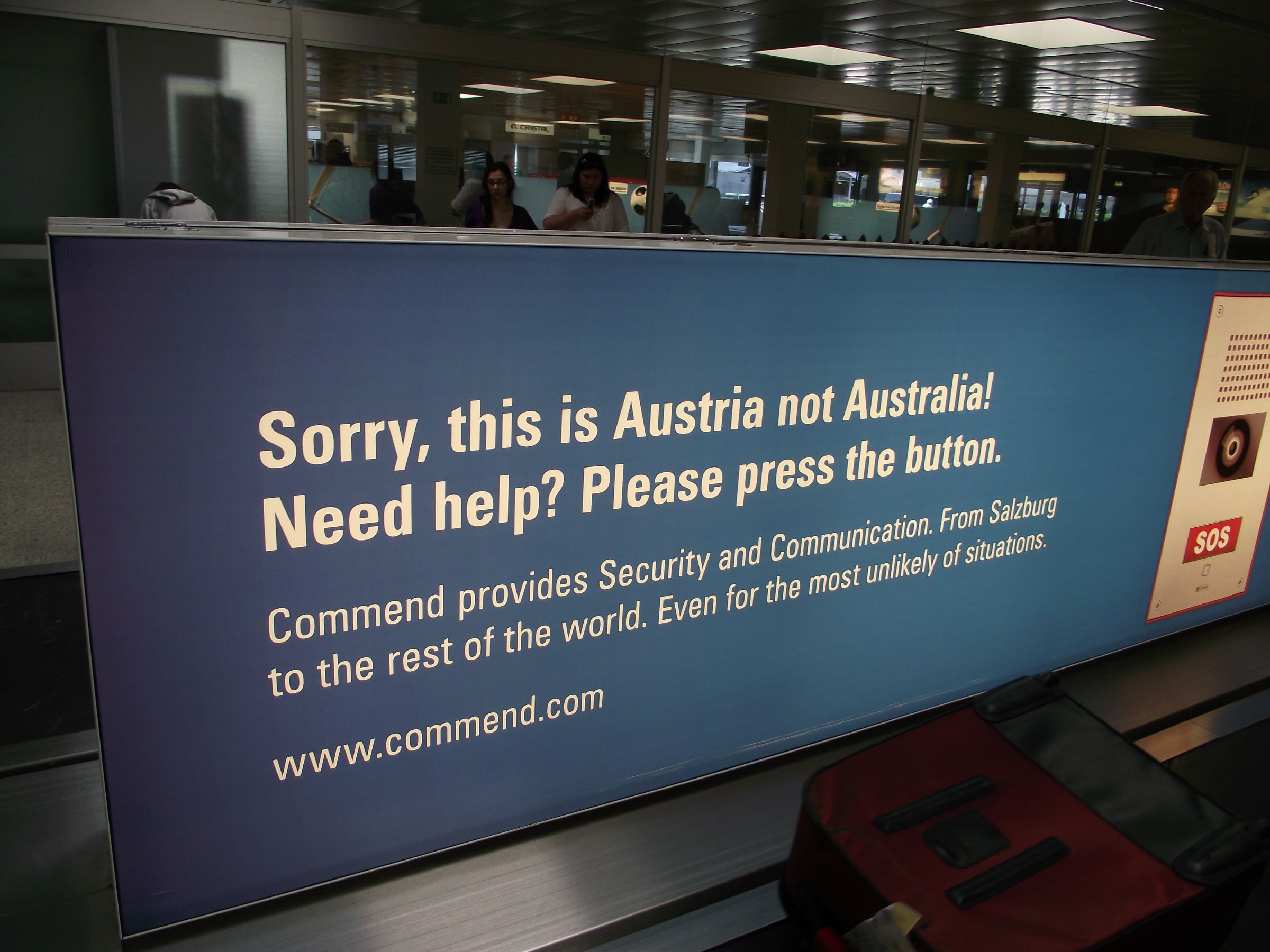 вывеска в аэропорту для перепутавших Австрию и Австралию