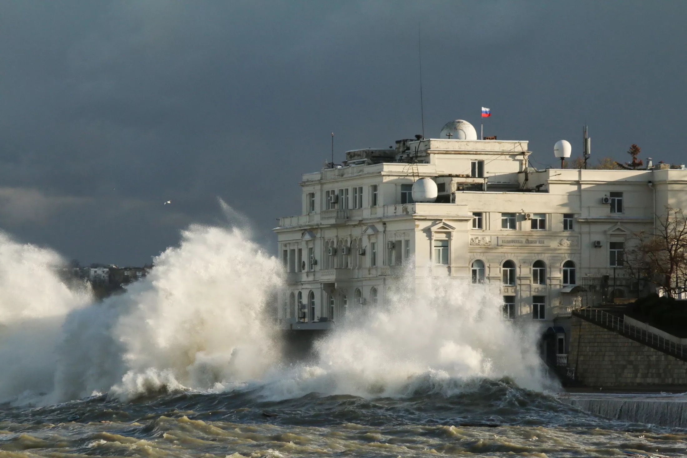 Российский патрульный катер разломался пополам из-за сильного шторма у берегов Севастополя