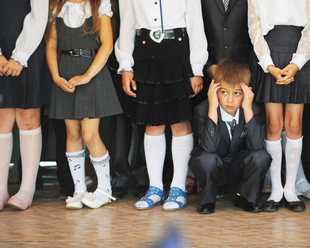В школах 17-ти регионов России ученицам запретили носить брюки в морозы