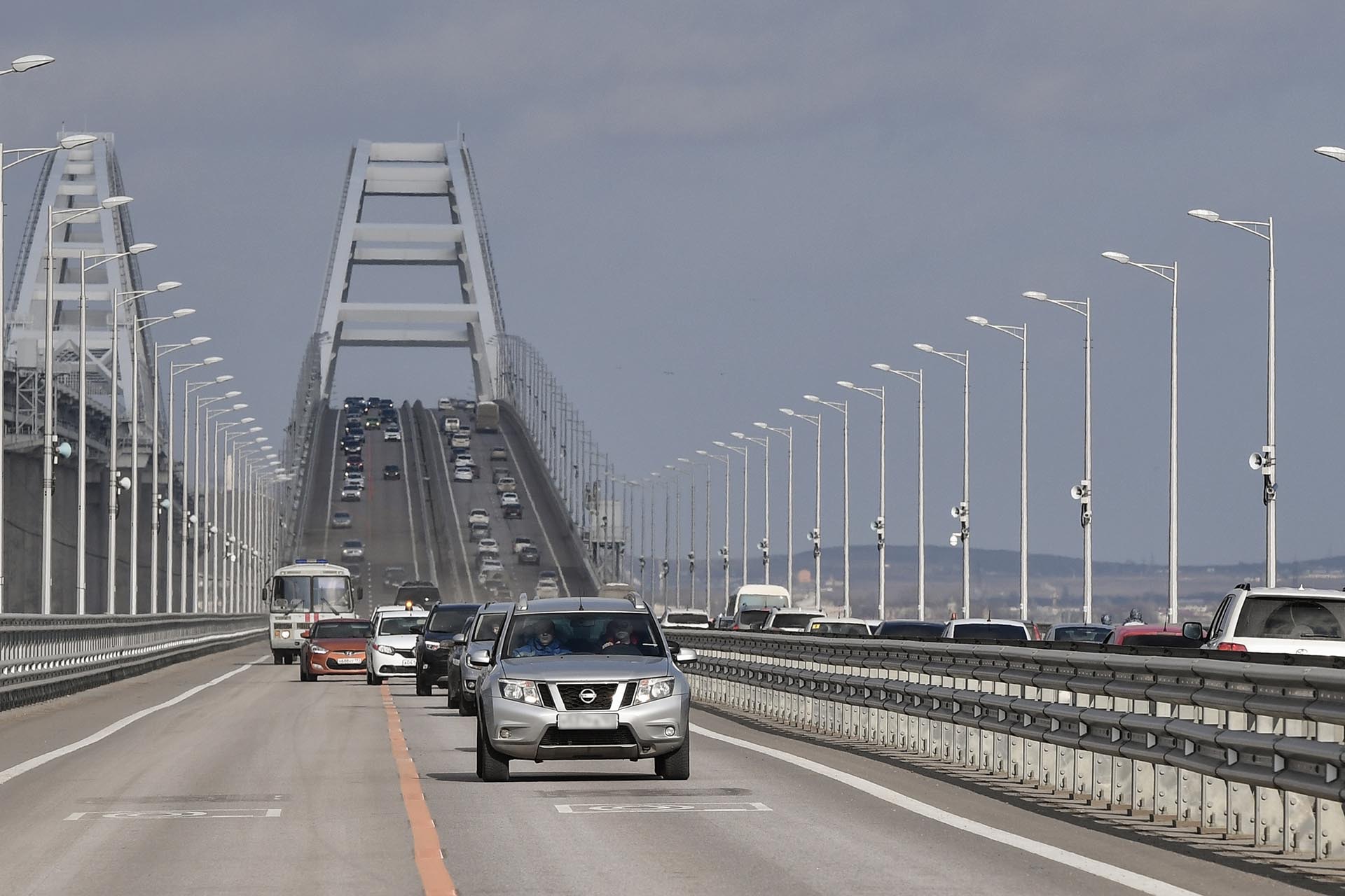 Движение по Крымскому мосту возможно только по спецпропускам