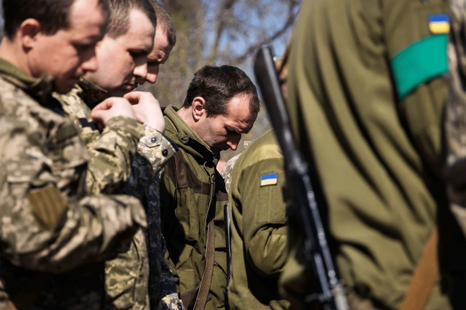 Российские военные массово расстреливают пленных украинцев за награду в 500 тысяч рублей