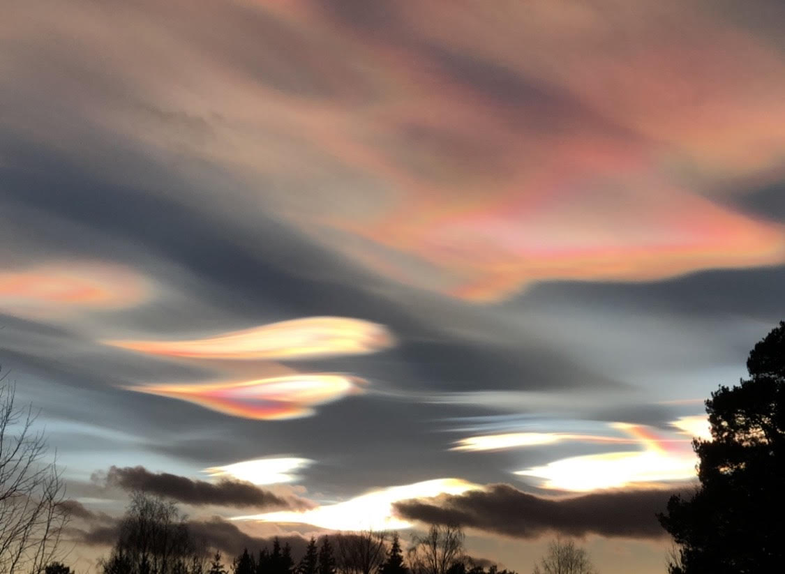 В небе Норвегии облака окрасились в разные цвета. Что это? Химтрейлы?
