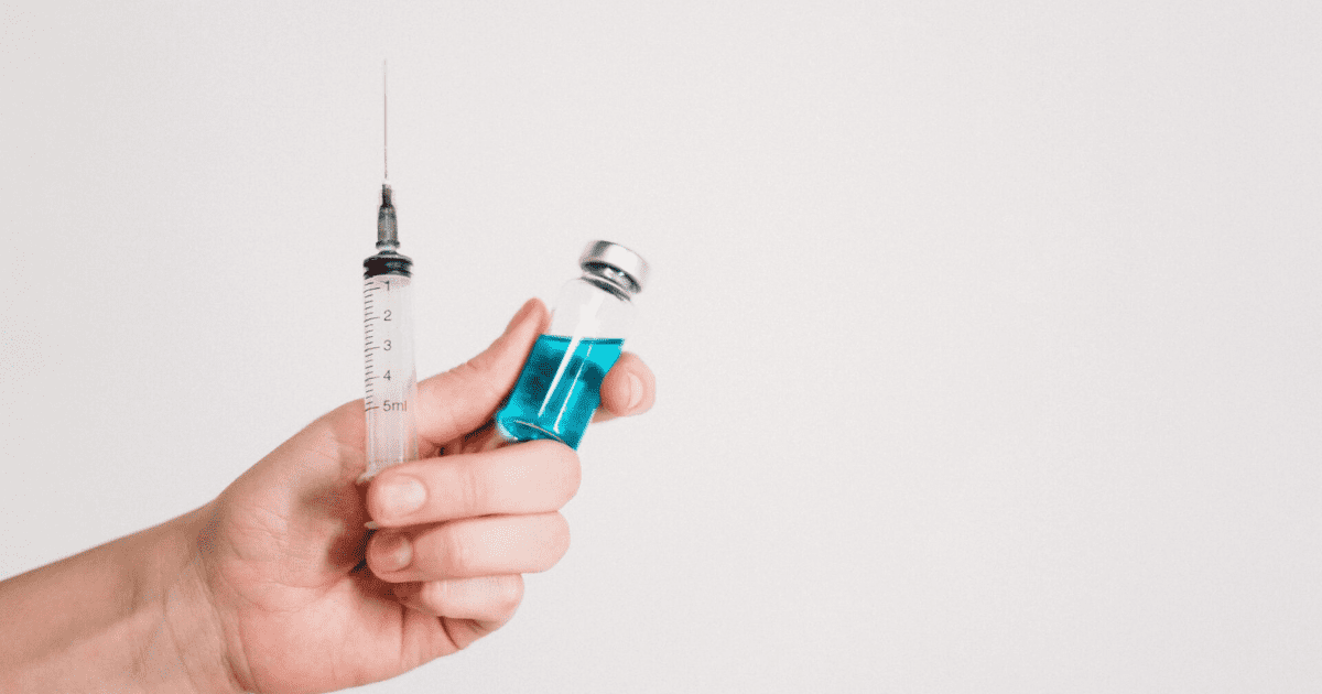 Вакцина против COVID-19 содержит опасные «нанолезвия»