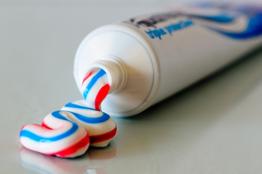 Цветная маркировка на тюбиках зубной пасты означает уровень содержания в составе химических элементов