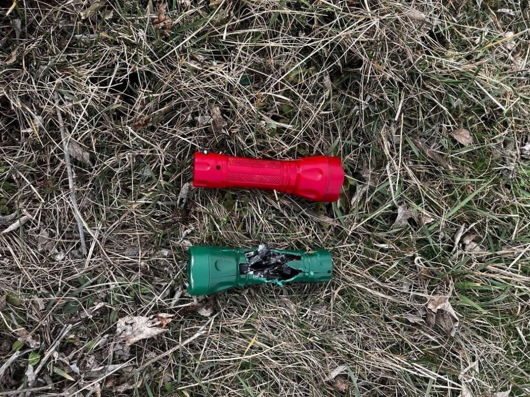 В регионах РФ разбрасывают фонарики со взрывчаткой