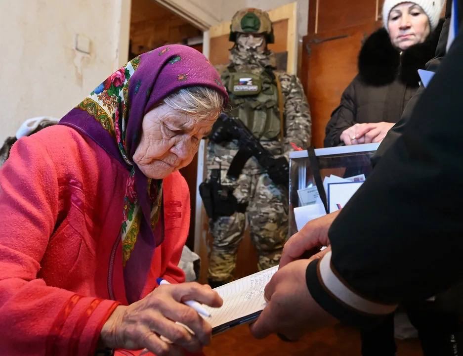 Жители новых регионов голосуют на выборах под дулом автомата