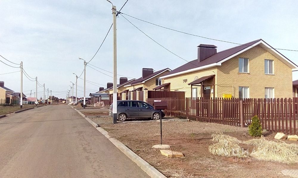 В поселке Оренбурга на жилые дома упала вышка сотовой связи