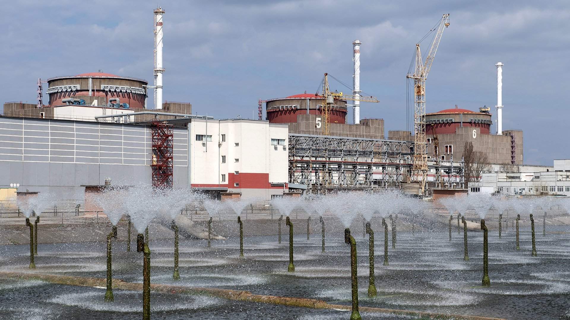 Россия размещает на Запорожской АЭС тяжелое вооружение