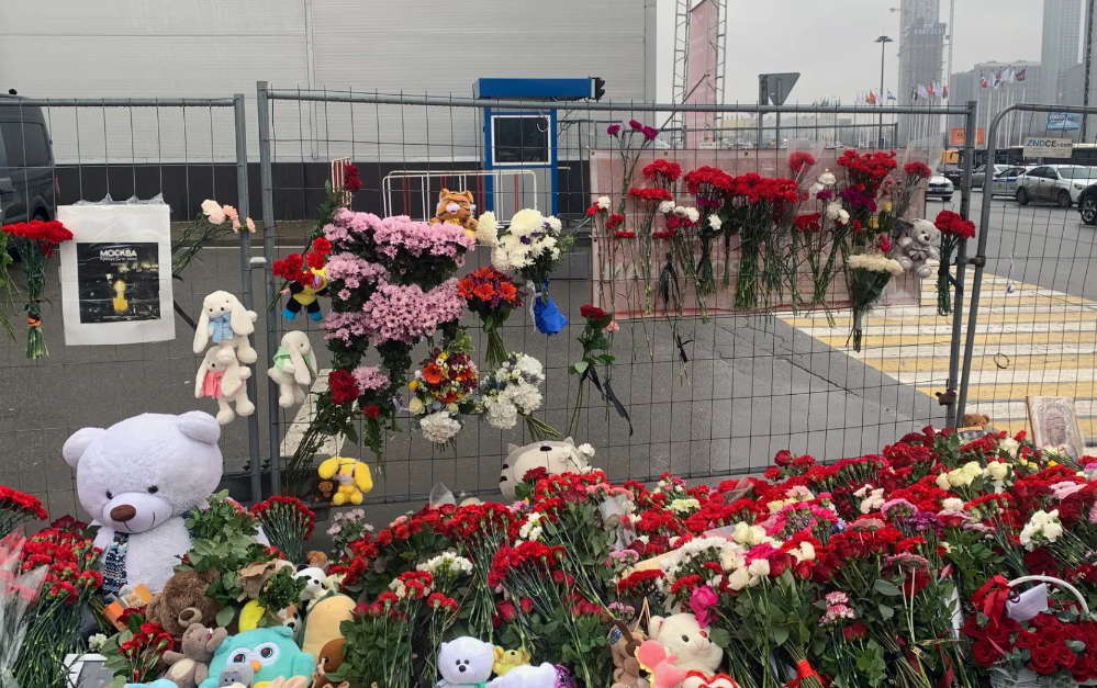 Мемориал жертвам теракта в «Крокусе» ликвидировали