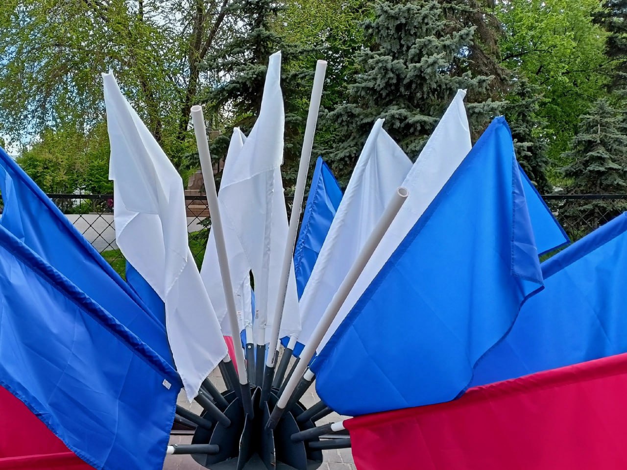 Самарские вандалы испортили конструкцию из флагов ко Дню Победы