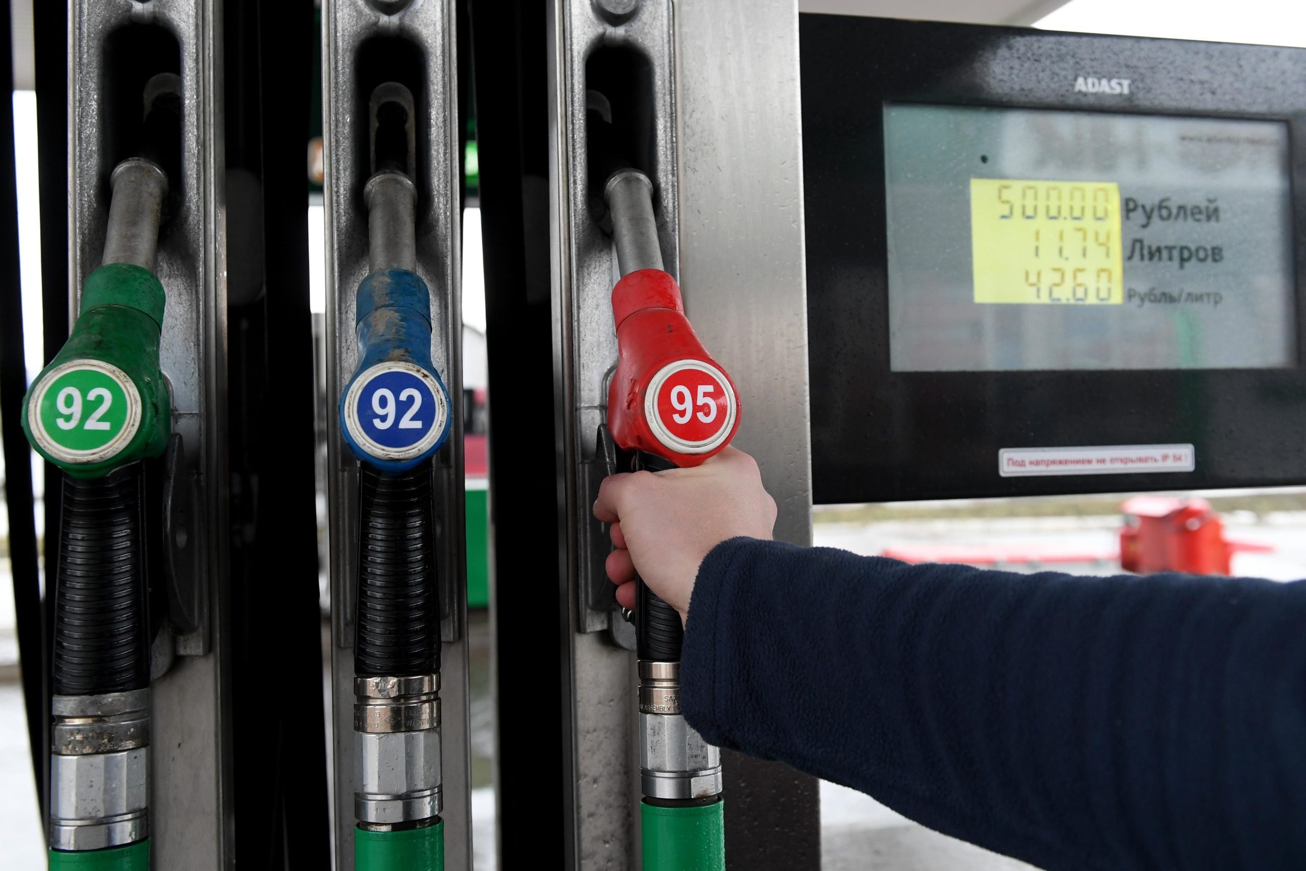 В России резко выросли цены на топливо на фоне атак на НПЗ