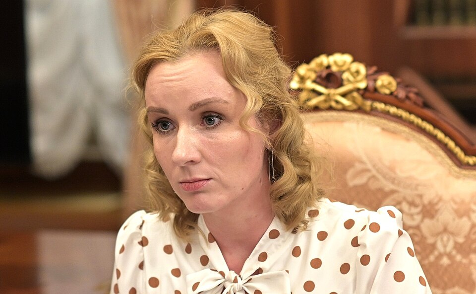Детский омбудсмен призвала школьниц к материнству с 14 лет